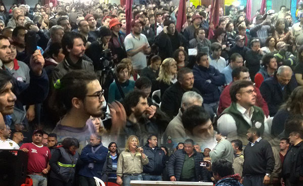 Más de 1000 ferroviarios del ferrocarril Sarmiento participaron de la asamblea general en la seccional Haedo de la Unión Ferroviaria.