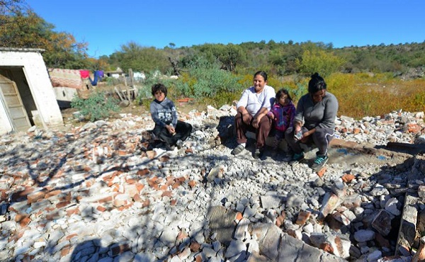 En un país donde falta trabajo, viviendas y escuelas, los empresarios despiden y destruyen al amparo del gobierno.