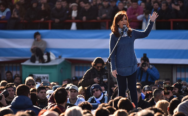 Cristina criticó a Macri y subió al palco a muchos trabajadores afectados por el ajuste. Pero donde gobierna el kirchnerismo, como en Santa Cruz, Alicia Kirchner aplica un ajuste al mejor estilo Macri