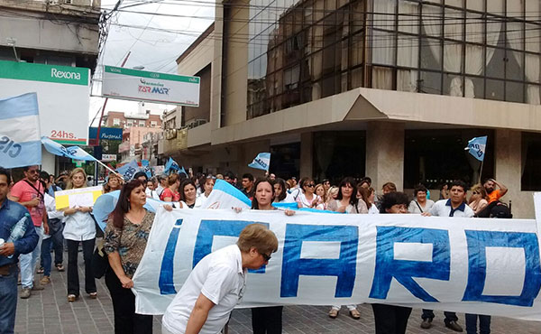 La docencia santiagueña esta llevando adelante un paro por tiempo indeterminado, luego de numerosas movilizaciones y reclamos a los cuales el gobierno no ha dado respuesta.