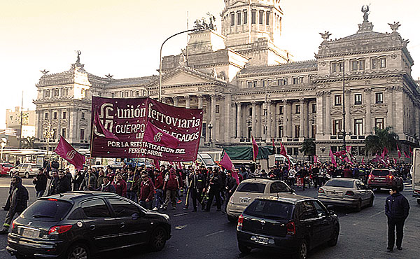 Ferroviarios del Sarmiento marchan por 40% de aumento salarial.