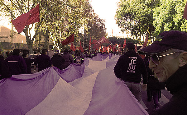 Ferroviarios del Sarmiento marchan por 40% de aumento salarial.