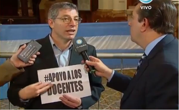El Diputado Nacional de Izquierda Socialista en el Frente de Izquierda, Juan Carlos Giordano, sostuvo desde su banca un cartel con la frase &ldquo;Apoyo a los docentes&rdquo; mientras el presidente Macri habl&oacute; a la Asamblea Legilativa.