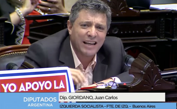 Juan Carlos Giordano, el diputado de Izquierda Socialista – FIT que votó en contra de ambos proyectos (el de Macri y el de la oposición peronista).