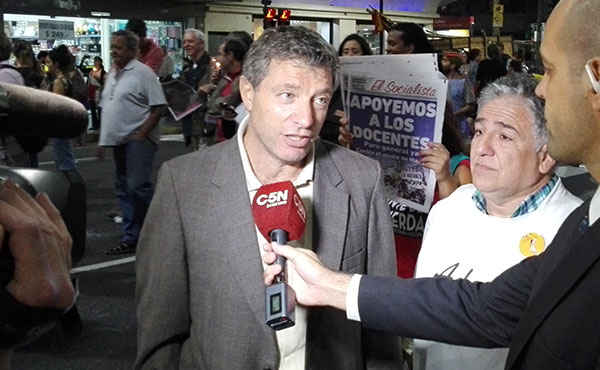 Juan Carlos Giordano en la marcha de antorchas de los docentes porteños junto al titula de Ademys, Jorge Adaro