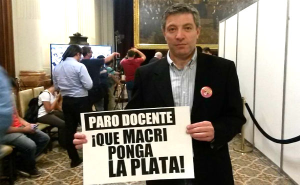 El Diputado Nacional de Izquierda Socialista en el Frente de Izquierda, Juan Carlos Giordano, arremetió duramente contra el Jefe de Gabinete Marcos Peña durante la sesión informativa de hoy.
