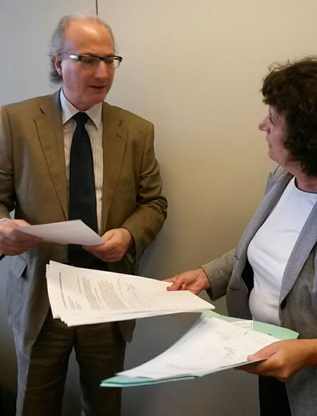 EL Jefe de Gabinete de la Cancillería recibe el pedido formal y las firmas que lo acompañan