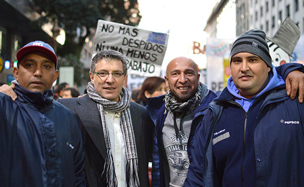 El Diputado Nacional de Izquierda Socialista en el Frente de Izquierda y actual candidato a diputado nacional por provincia de Buenos Aires, Juan Carlos Giordano, estuvo presente en la marcha unitaria en apoyo a los trabajadores de Pepsico en el Obelisco.