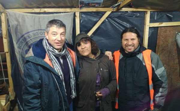 Giordano junto a Horacio Gallegos, Secretario Gremial de los Municipales, y una compañera de lucha en el acampe