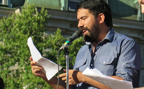 Nicolás Núñez de la Juventud de Izquierda Socialista leyendo parte del documento unitario consensuado entre todas las organizaciones convocantes