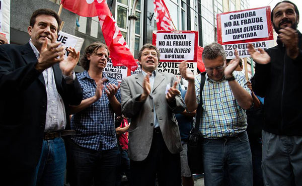 Los referentes nacionales del Frente de Izquierda reclamando  en Buenos Aires contra el fraude. (Foto: Federico Imas)