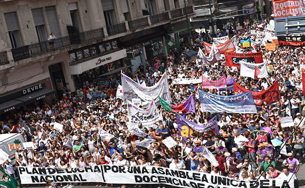 La masiva marcha del lunes 6 con m&aacute;s de 100.000 docentes en todo el pa&iacute;s ha sido impactante.