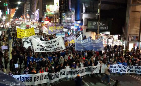 Más de 30.000 personas marcharon por las calles de Buenos Aires en defensa de la educación pública y por aumento del presupuesto educativo y del salario de docentes y no docentes.