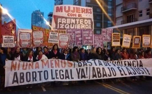 Las mujeres del Frente de Izquierda encabezaron la marcha final que protestó frente a la catedral marplatense.