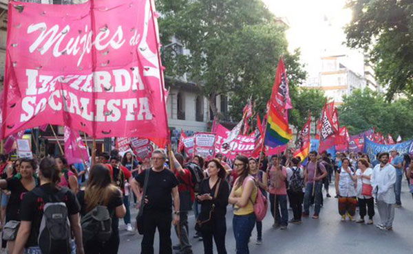 Columna de las mujeres de Izquierda Socialista en la Marcha en Buenos Aires en el Día Internacional contra la violencia hacia las Mujeres