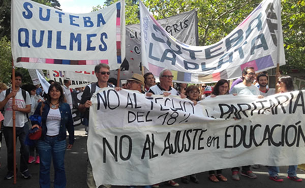 La diputada del FIT M&oacute;nica Schlotthauer acompa&ntilde;&oacute; movilizaci&oacute;n docente.