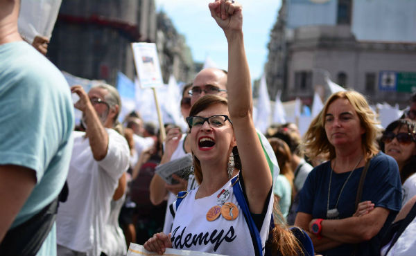 Llamamos a seguir apoyando los paros docentes, la marcha nacional educativa de la semana próxima y a exigir a la CGT desde los lugares de trabajo un plan de lucha nacional hasta derrotar las medidas antiobreras del gobierno