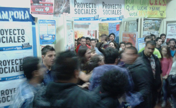 La agrupación kirchnerista UES trajo a las elecciones una patota armada que agredió a estudiantes de La Izquierda al Frente.