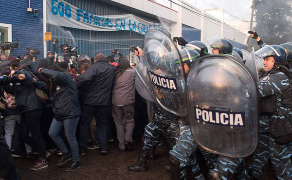 Juan Carlos Giordano, Diputado Nacional de Izquierda Socialista en el Frente de Izquierda, estuvo esta madrugada junto a los trabajadores de PepsiCo repudiando el desalojo violento y la represión en la planta de Vicente López.