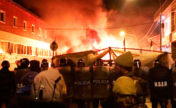 El desalojo del acampe pacífico de los trabajadores de Tierra del Fuego fue brutal. A las 2 de la madrugada, con perros, gas pimienta, palos, golpes, personal no identificado de inteligencia y quema de carpas levantadas por trabajadores y jubilados