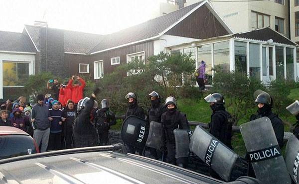 Juan Carlos Giordano (Diputado Nacional electo por el Frente de Izquierda y dirigente de Izquierda Socialista) repudió la represión y las detenciones de varios dirigentes gremiales fueguinos que llevan 2 meses de paro y acampe frente a la Casa de Gobierno provincial contra el ajuste de la gobernadora Rosana Bertone (FPV).