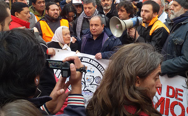 Dirigentes sindicales fueguinos, organismos de derechos humanos nucleados en el Encuentro Memoria, Verdad y Justicia, Nora Cortiñas de Madres de Plaza de Mayo (Línea Fundadora), los diputados del FIT, partidos de izquierda y organizaciones sindicales y sociales realizaron esta mañana un acto frente a la Casa de Tierra del Fuego