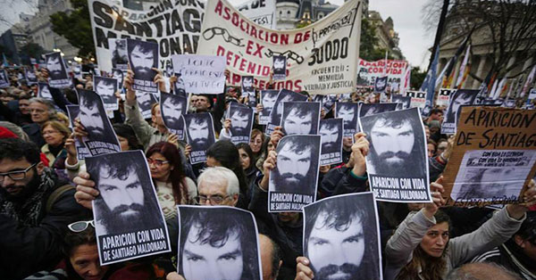 Mañana miércoles 1 de noviembre se llevará a cabo una nueva convocatoria unitaria en Plaza de Mayo, a las 18 horas, reclamando “justicia por Santiago Maldonado, castigo a los culpables, el gobierno es responsable”. 