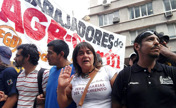 En la tarde del 22 de febrero se levó a cabo la marcha a Plaza de Mayo convocada por los trabajadores despedidos de AGR-Clarín para pedir la reincorporación a sus puestos de trabajo.