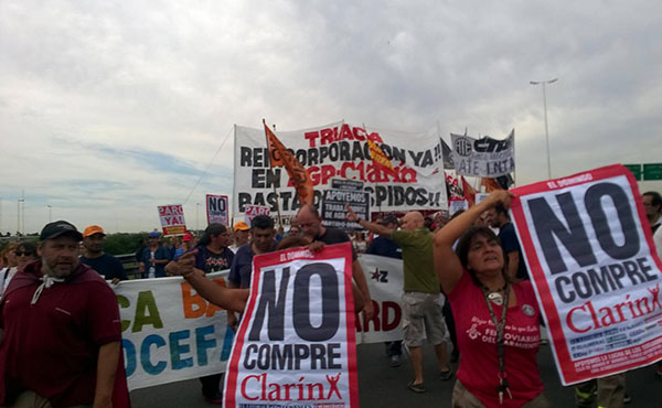 El jueves 9 de febrero trabajadores de AGR-Clarín realizaron un corte en la Autopista del Oeste tras el despido de 380 trabajadores por parte del Grupo Clarín, exigiendo la reincorporación.