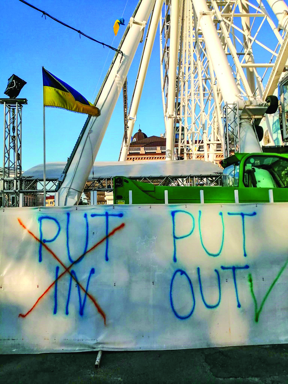 Pintada en el centro de Kiev. Imágen tomada por nuestra delegación donde se tacha la frase “Putin dentro” y se tilda la de “Putin fuera”