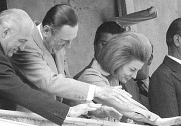 López Rega, Perón e Isabel saludan desde el balcón.