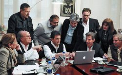 De izq. a derecha, sentados: Graciela Camaño, Horacio De Mendiguren (Unión Industrial), Sergio Massa, Martín Redrado y Felipe Solá. Parado detrás de Massa, Héctor Daer (CGT oficial) y detrás de Redrado, Miguel Peirano, ex ministro de economía kirchnerista en 2007