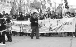 Cabecera de una de las marchas contra Chevron en Neuquén.