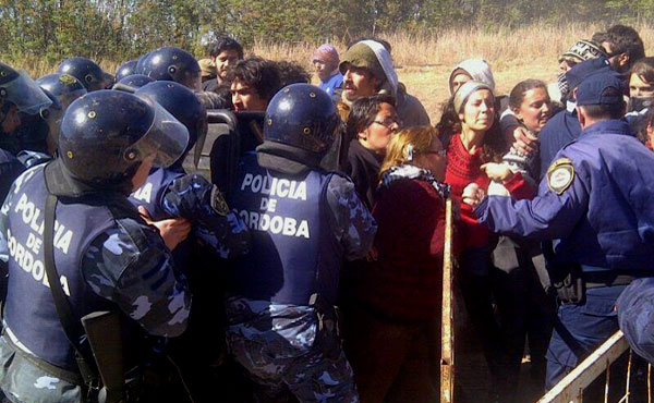 Reprimen a manifestantes para salvaguardar las ganancias de Monsanto