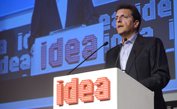 Sergio Massa hablando ante los empresarios en el coloquio de IDEA