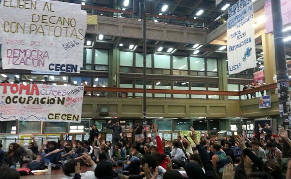 Asamblea en la facultad de Ciencias Exactas repudiando la asunción antidemocrática del decano