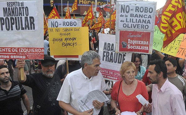 Liliana junto a Puddu y Salas denunciando el fraude