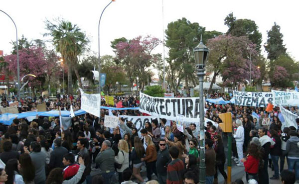 Ante el adelantamiento de la elección de decanos, se comenzó a dar una lucha que puso a la orden del día la discusión por la democratización del cogobierno universitario.