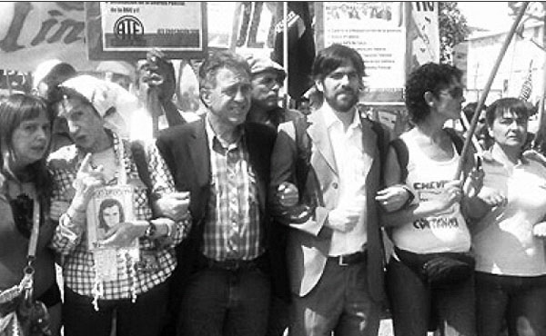 Los diputados del Frente de Izquierda, Néstor Pitrola, Del Caño y Mónica Schlottahuer, junto a la Madre Línea Fundadora, Elia Espen y otros luchadores, exigiendo frente al tribunal la absolución de los acusados