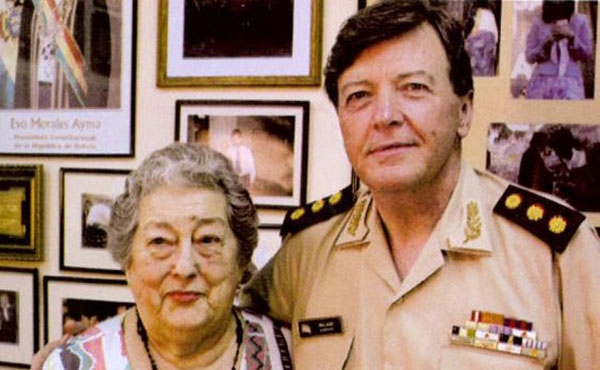 Hebe de Bonafini junto al represor Milani