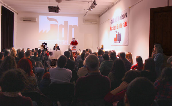 Una vista del acto en Estambul, realizado el 5 de enero. Arriba, las siglas del nuevo partido