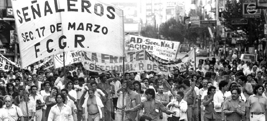 1991. Ferroviarios en huelga defendiendo al tren