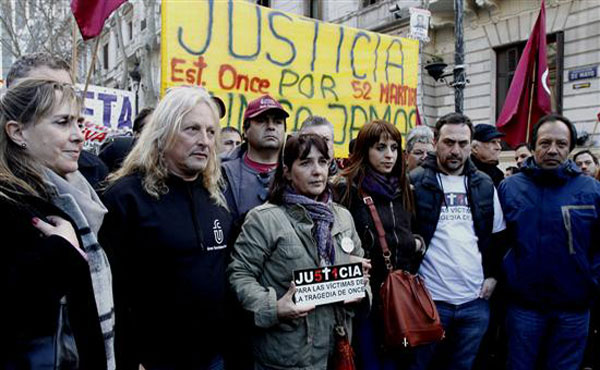 2013: trabajadores junto a familiares pidiendo justicia y por una real reestatización del ferrocarril. La misma pelea sigue en 2014
