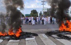 Valeo es una autopartista de ópticas para automóviles. Desde el 21 de febrero está tomada por sus 240 operarios. Entrevistamos a Leonardo Sánchez Zárate, uno de sus delegados, para conocer detalles de esta lucha. ¿Cuál es el origen del conflicto y en qué instancias está? El conflicto arranca en noviembre de 2013 con nuestro pedido de recomposición salarial de un 25% por encima de la paritaria nacional y por el pase a planta de unos 40 compañeros contratados. Van dándose distintos estadíos del conflicto. Hubo varias reuniones en la Secretaría de Trabajo provincial, asambleas por turno, quites de colaboración y una conciliación obligatoria extendida acatada y hasta otra aceptada voluntariamente, sin ningún tipo de acuerdo. Así se llega al 21 de febrero cuando en medio de una asamblea que se desarrollaba con la presencia del gremio, llega la noticia de 45 despidos y la ratificación de la suspensión/despido de 20 compañeros contratados, que estaban en esta situación desde diciembre. Aquí se vota la toma que se mantiene hasta hoy. Es declarada ilegal luego de nuevas reuniones en la Secretaria de Trabajo, donde intervienen representantes de la filial Brasil de Valeo y del Ministerio de Trabajo de la Nación, imponiendo una nueva conciliación que los trabajadores rechazamos. La patronal hace una nueva oferta de aumento sin reincorporar a todos los compañeros y es nuevamente rechazada. ¿Qué repercusión tiene en la UOM? Ha sido grande en las bases del gremio. Varias comisiones internas se autoconvocan y traen su solidaridad a la fábrica. El sindicato llamó a congreso de delegados donde se resolvió movilizarse en apoyo y realizar asambleas de dos horas por turno en todas las fábricas y generalizar el reclamo salarial. ¿Cuál es la perspectiva? Continuar con la medida y endurecer el plan de lucha, llevándolo a las calles y demás fábricas del gremio hasta conseguir el objetivo, que además del salario, es reincorporar a todos los compañeros suspendidos/despedidos.