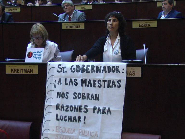 Angélica Lagunas desplegó un cartel en apoyo a los docentes ante el discurso pronunciado por el gobernador Sapag.