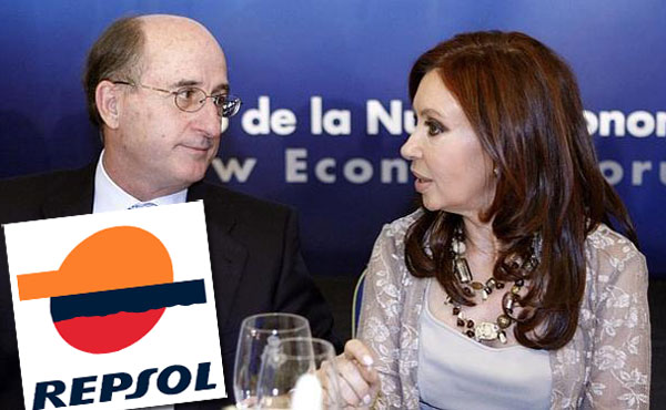 Cristina con el presidente de Repsol, Antonio Brufau. La multinaoional salió beneficiada.