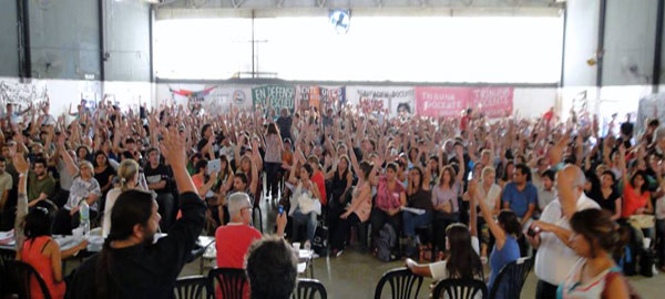 Docentes votando en el encuentro opositor.