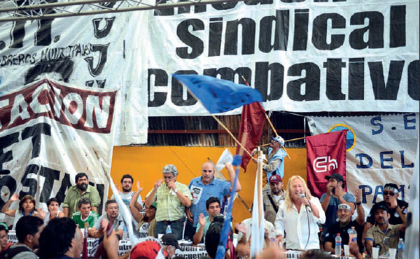 Después del encuentro que lo  reclamó, Moyano convocó al paro,  que ahora también cuenta con el  apoyo de la CTA Micheli.