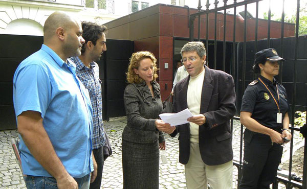 Giordano  entregando  una nota por  Panrico a la a  la Consejera  Miryam Naveiras  TorresQuiroga  dirigida al  embajador del  Estado Español  en Argentina