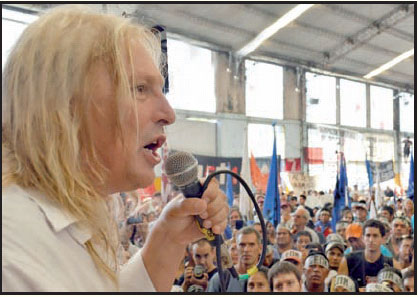 “Le exigimos a la burocracia un  paro general”. Esto dijo el dirigente  ferroviario en el acto de apertura del  encuentro sindical combativo del  pasado 15 de marzo en Atlanta